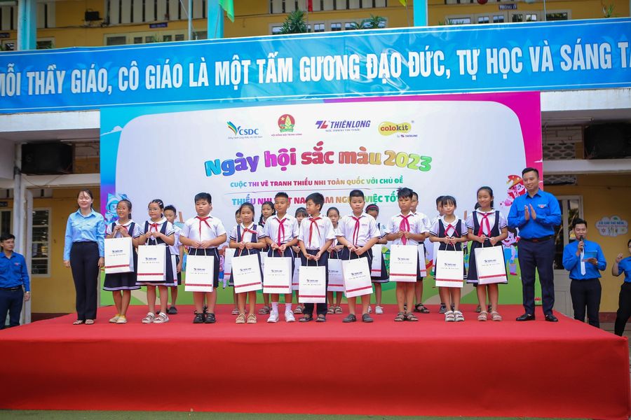 SẮC MÀU TRẺ THƠ GIỮA HUẾ MỘNG MƠ